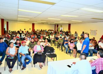 El diputado se reunió con cooperativas y autoridades para atender solicitud de rehabilitación de la vía que conecta cinco localidades.