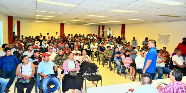 El diputado se reunió con cooperativas y autoridades para atender solicitud de rehabilitación de la vía que conecta cinco localidades.