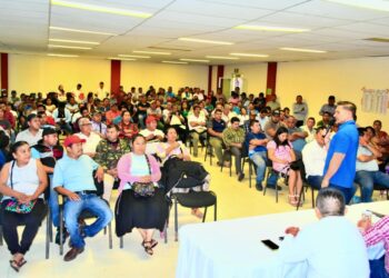 El diputado se reunió con cooperativas y autoridades para atender solicitud de rehabilitación de la vía que conecta cinco localidades.