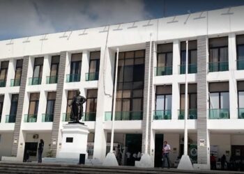 Fueron exhibidas diversas irregularidades en compras con sobreprecios y pago de servicios a “factureras” o “empresas fantasmas”.