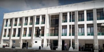 Fueron exhibidas diversas irregularidades en compras con sobreprecios y pago de servicios a “factureras” o “empresas fantasmas”.