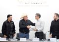 Legisladores locales analizan el documento entregado por el secretario de Finanzas, Manuel Pariente.