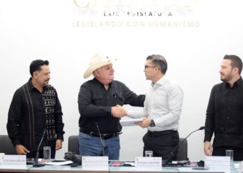 Legisladores locales analizan el documento entregado por el secretario de Finanzas, Manuel Pariente.