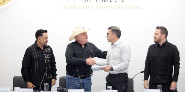 Legisladores locales analizan el documento entregado por el secretario de Finanzas, Manuel Pariente.