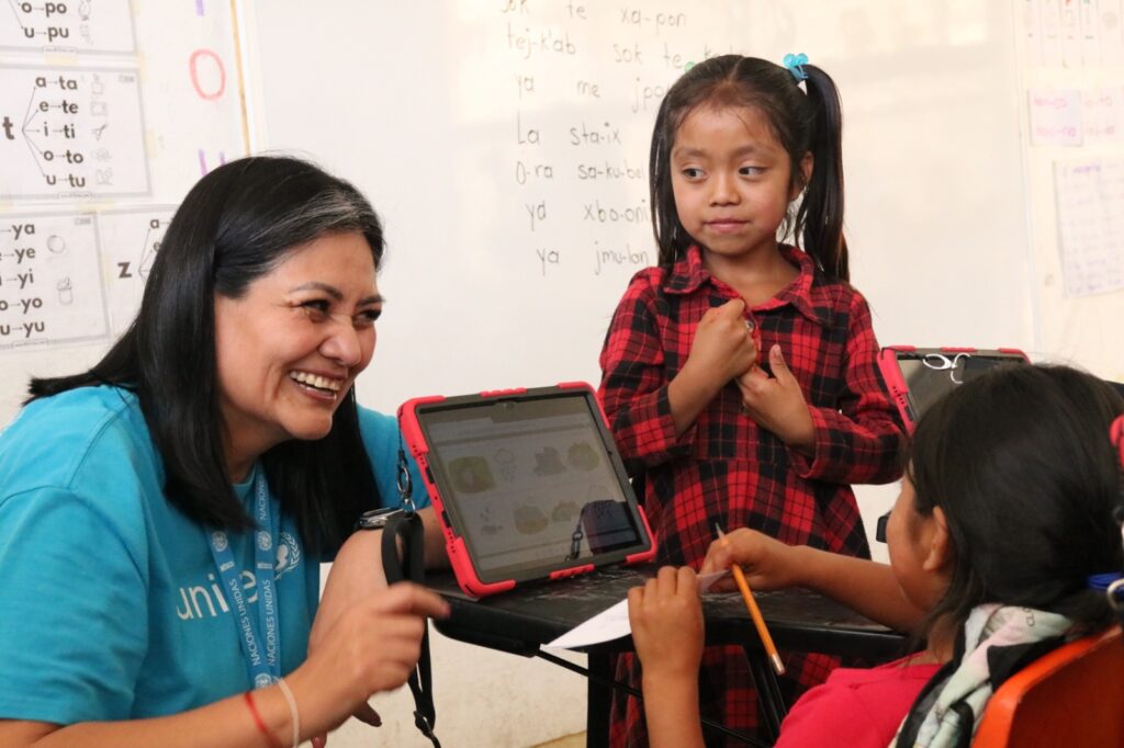 Donantes constatan avances del programa Lekil Chanel que impulsa enseñanza en tseltal y español en comunidades indígenas.