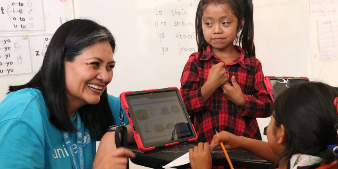 Donantes constatan avances del programa Lekil Chanel que impulsa enseñanza en tseltal y español en comunidades indígenas.