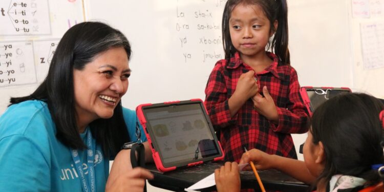 Donantes constatan avances del programa Lekil Chanel que impulsa enseñanza en tseltal y español en comunidades indígenas.