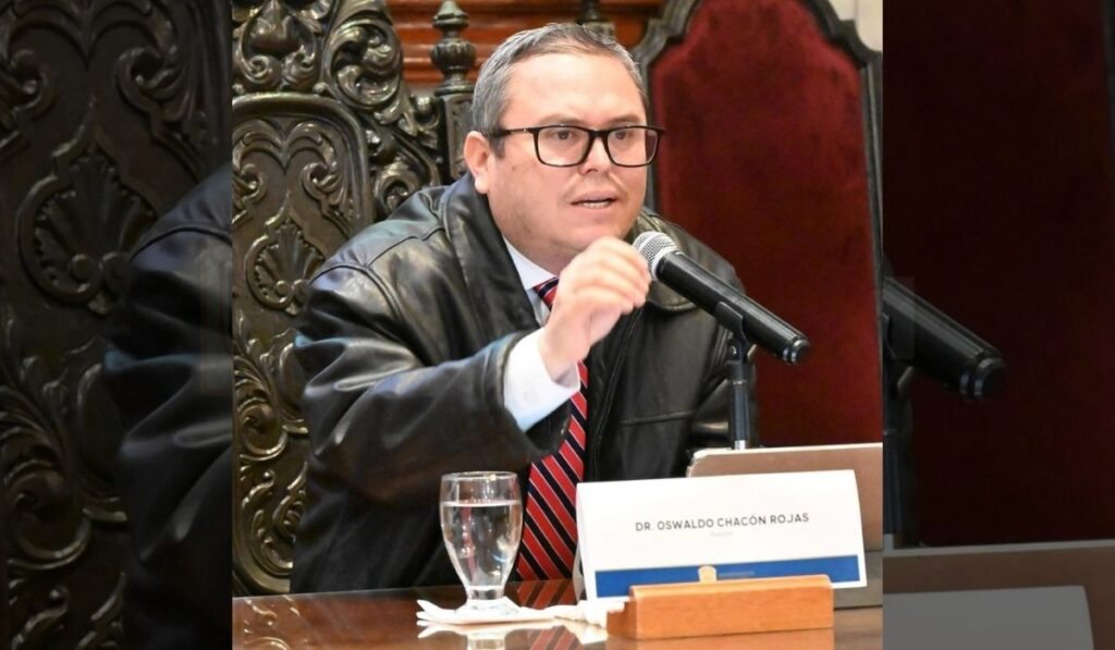 El rector Oswaldo Chacón Rojas felicitó a la comunidad universitaria y destacó el papel de la institución como motor de transformación y desarrollo en Chiapas.