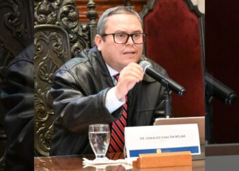 El rector Oswaldo Chacón Rojas felicitó a la comunidad universitaria y destacó el papel de la institución como motor de transformación y desarrollo en Chiapas.