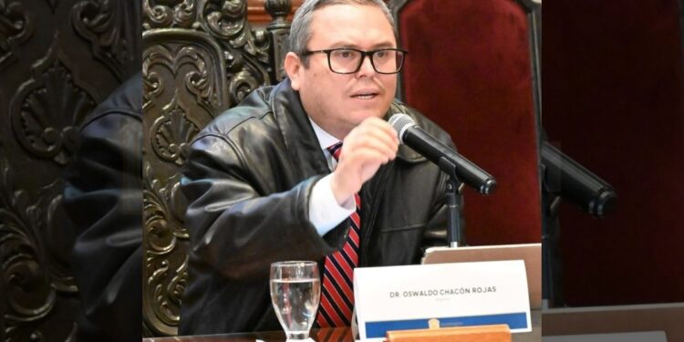 El rector Oswaldo Chacón Rojas felicitó a la comunidad universitaria y destacó el papel de la institución como motor de transformación y desarrollo en Chiapas.