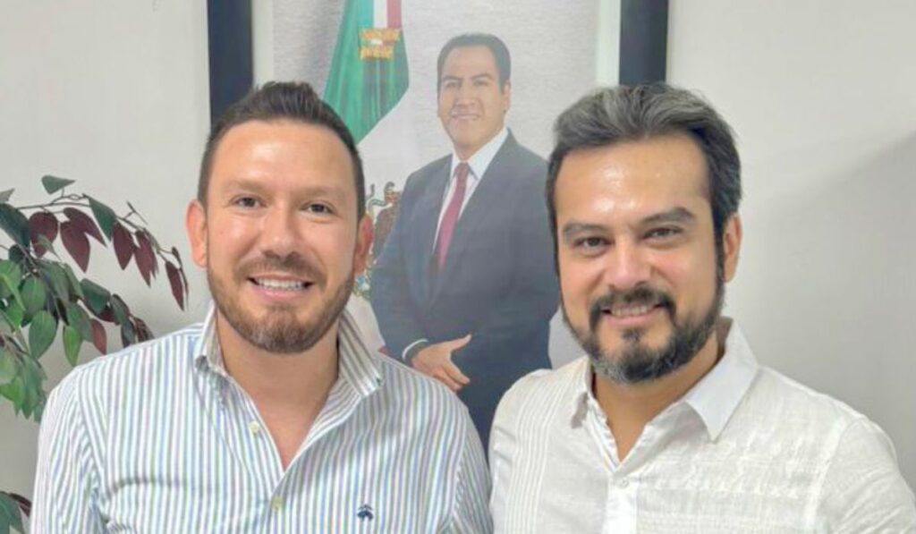 El jefe de Oficina de Gubernatura y el secretario de Educación aparecen juntos, reafirmando la solidez del equipo que acompaña al gobernador Eduardo Ramírez.