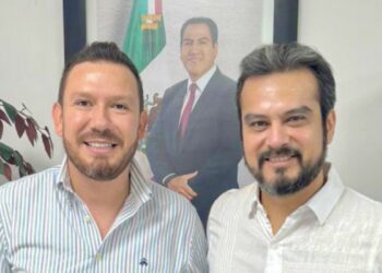 El jefe de Oficina de Gubernatura y el secretario de Educación aparecen juntos, reafirmando la solidez del equipo que acompaña al gobernador Eduardo Ramírez.