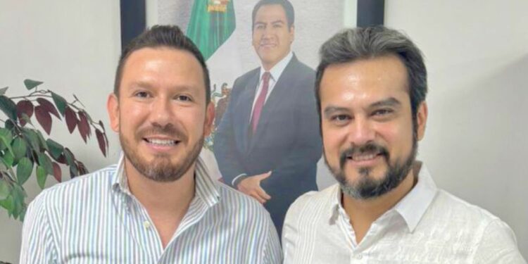 El jefe de Oficina de Gubernatura y el secretario de Educación aparecen juntos, reafirmando la solidez del equipo que acompaña al gobernador Eduardo Ramírez.