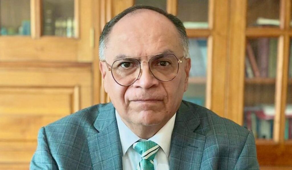 Todo juzgador debe reunir tres características: formación jurídica de excelencia, probidad y carácter, afirmó el candidato a ministro.