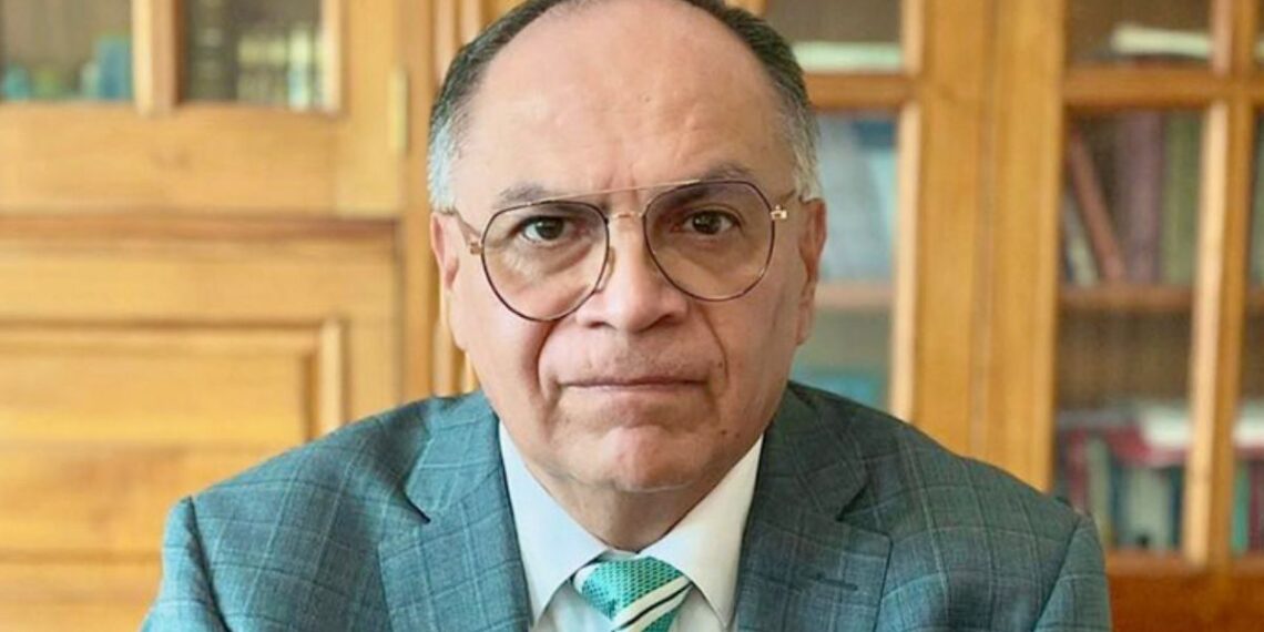 Todo juzgador debe reunir tres características: formación jurídica de excelencia, probidad y carácter, afirmó el candidato a ministro.