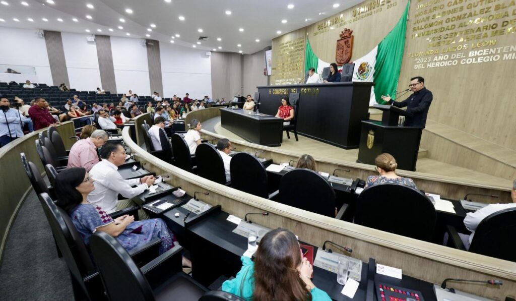 Establece el otorgamiento de al menos cinco días laborales de licencia con goce de sueldo, independientemente del tiempo de servicio.