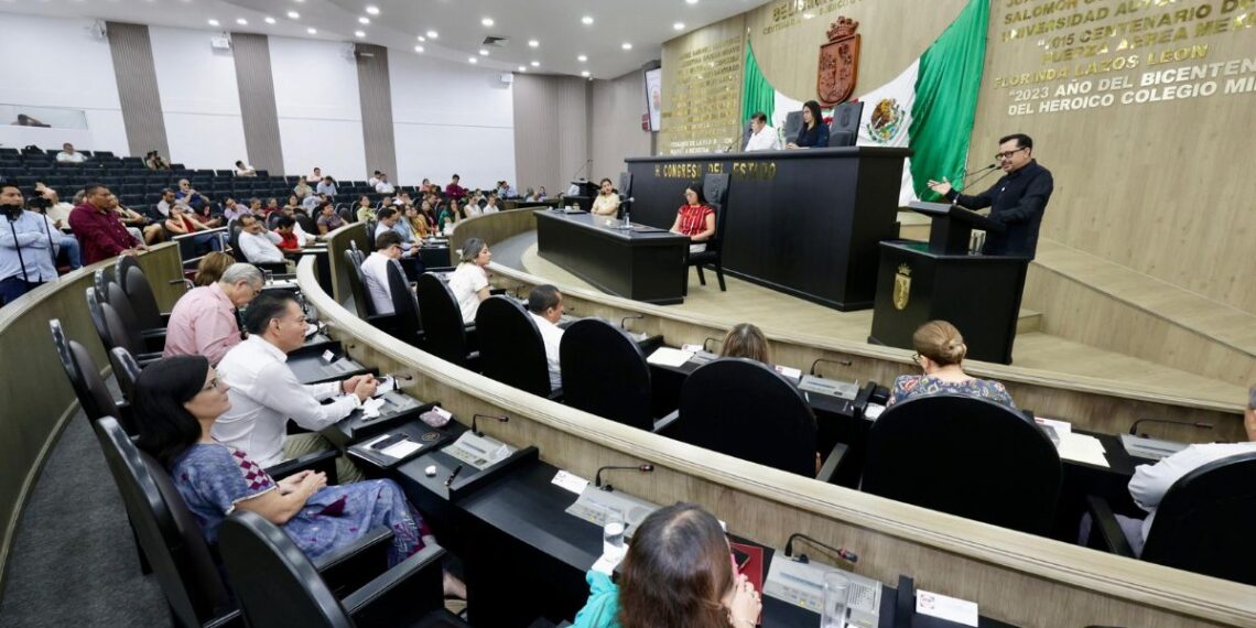 Establece el otorgamiento de al menos cinco días laborales de licencia con goce de sueldo, independientemente del tiempo de servicio.