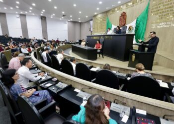 Establece el otorgamiento de al menos cinco días laborales de licencia con goce de sueldo, independientemente del tiempo de servicio.