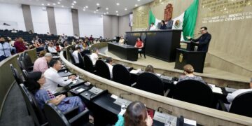 Establece el otorgamiento de al menos cinco días laborales de licencia con goce de sueldo, independientemente del tiempo de servicio.