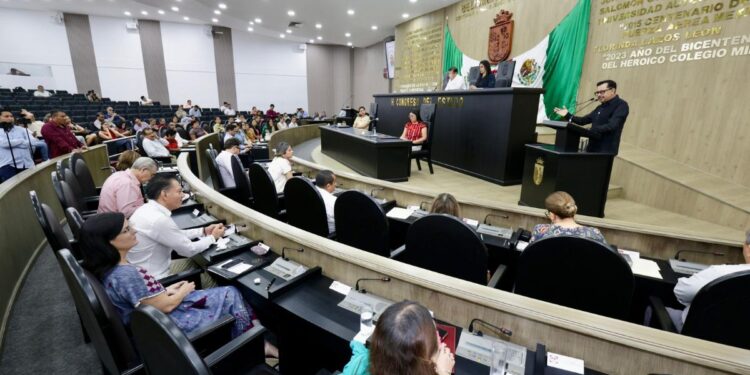 Establece el otorgamiento de al menos cinco días laborales de licencia con goce de sueldo, independientemente del tiempo de servicio.