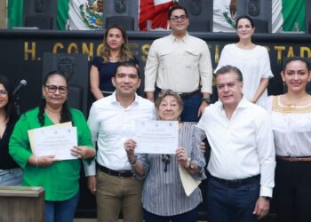 Locatarios fueron homenajeados en el Pleno del Congreso del Estado por su aportación al comercio local y la historia de Tuxtla Gutiérrez.