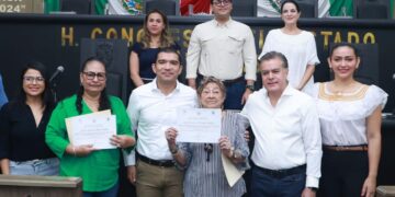 Locatarios fueron homenajeados en el Pleno del Congreso del Estado por su aportación al comercio local y la historia de Tuxtla Gutiérrez.