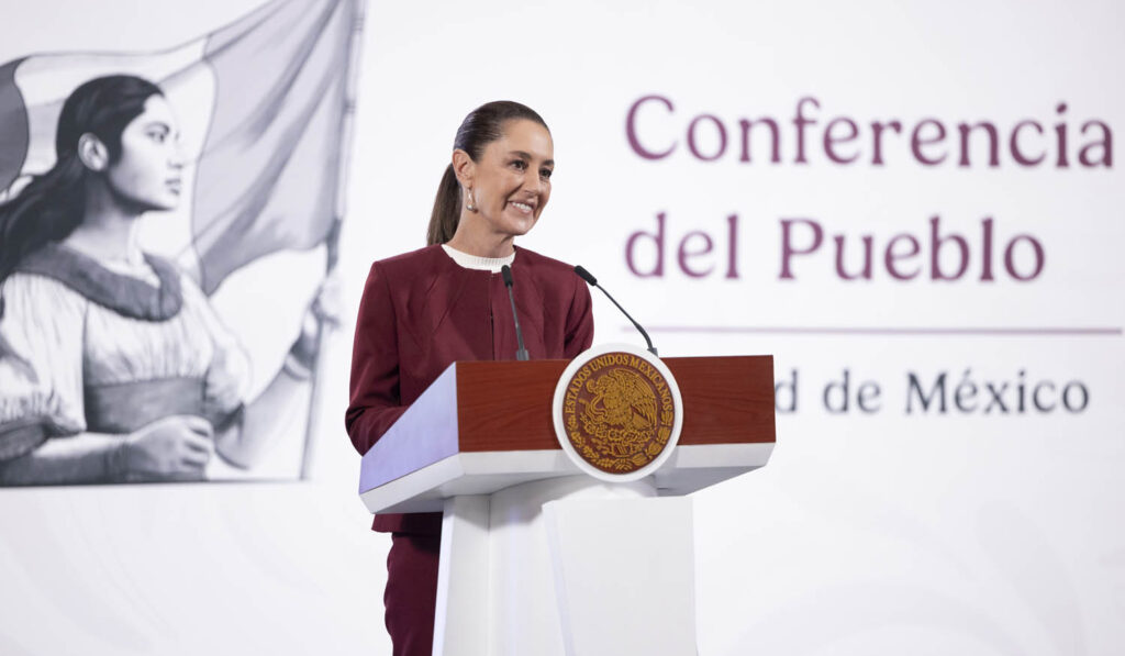 Claudia Sheinbaum entregó premios al mérito en enfermería y destacó el papel esencial del personal en el sistema de salud.