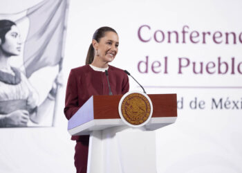 Claudia Sheinbaum entregó premios al mérito en enfermería y destacó el papel esencial del personal en el sistema de salud.