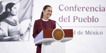 Claudia Sheinbaum entregó premios al mérito en enfermería y destacó el papel esencial del personal en el sistema de salud.