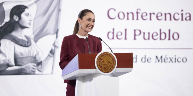 Claudia Sheinbaum entregó premios al mérito en enfermería y destacó el papel esencial del personal en el sistema de salud.