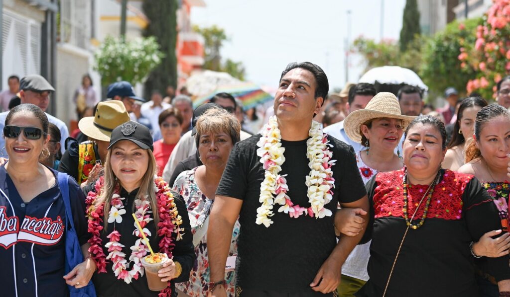 El gobernador entregó obras de pavimentación en las colonias Borges Laguitos y Continental.