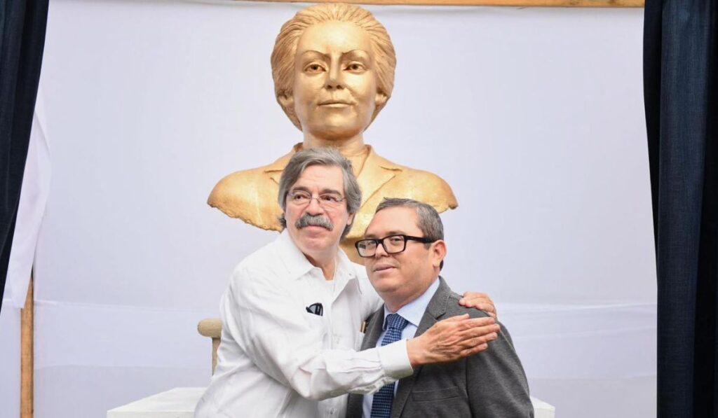 La Facultad de Derecho en San Cristóbal honra a la escritora con una cátedra y monumento.