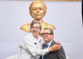 La Facultad de Derecho en San Cristóbal honra a la escritora con una cátedra y monumento.