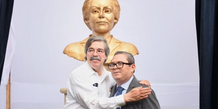 La Facultad de Derecho en San Cristóbal honra a la escritora con una cátedra y monumento.