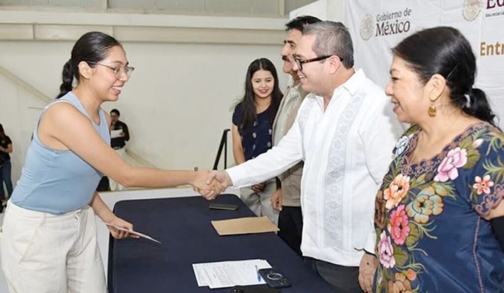 Realizaron la entrega de las tarjetas a alumnos de la Facultad de Arquitectura.