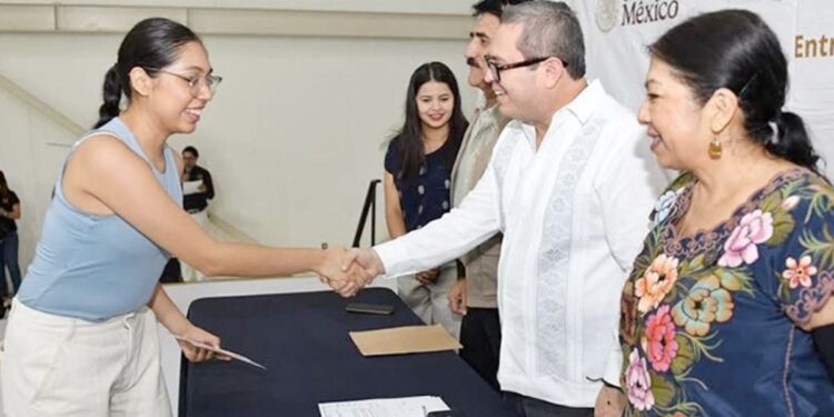 Realizaron la entrega de las tarjetas a alumnos de la Facultad de Arquitectura.