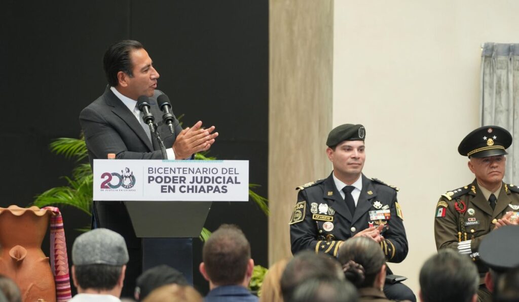 El evento reunió a representantes de los tres poderes del estado, así como a mandos militares y servidores públicos.