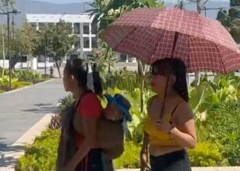 Que calor en la ciudad (que calor, que calor); Es imposible de aguantar (que calor, que calor); La ropa llega a molestar (que calor, que calor); Que lindo debe estar el mar (que calor, que calor). 