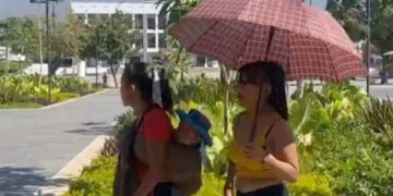 Que calor en la ciudad (que calor, que calor); Es imposible de aguantar (que calor, que calor); La ropa llega a molestar (que calor, que calor); Que lindo debe estar el mar (que calor, que calor). 