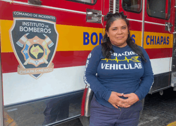Combina su vocación y la maternidad con valentía. Ser progenitora y salvar vidas, le ha cambiado la mirada, pero nunca su entrega.
