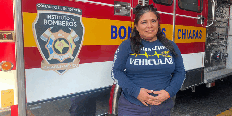 Combina su vocación y la maternidad con valentía. Ser progenitora y salvar vidas, le ha cambiado la mirada, pero nunca su entrega.