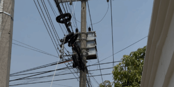 Un transformador ubicado en la esquina de la avenida Azucenas con el bulevar Los Laureles, arrojó chispas por varias horas.