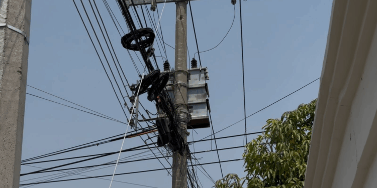 Un transformador ubicado en la esquina de la avenida Azucenas con el bulevar Los Laureles, arrojó chispas por varias horas.