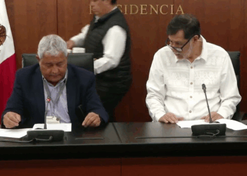 Un ciudadano fue obligado a disculparse públicamente con el diputado Gerardo Fernández Noroña tras increparlo en un aeropuerto.