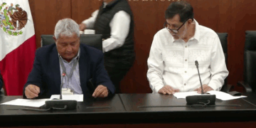 Un ciudadano fue obligado a disculparse públicamente con el diputado Gerardo Fernández Noroña tras increparlo en un aeropuerto.