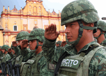 Mientras México vive uno de sus periodos más militarizados, el secretario de Educación en Chiapas impulsa un giro simbólico.