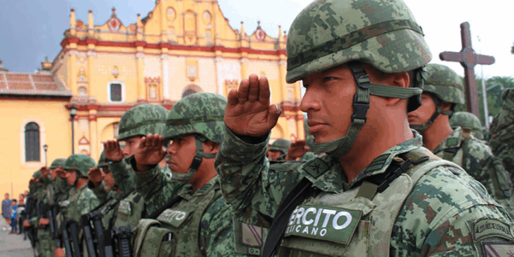 Mientras México vive uno de sus periodos más militarizados, el secretario de Educación en Chiapas impulsa un giro simbólico.