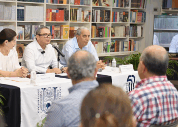 La ponencia destacó cómo las universidades pueden transferir tecnología al sector productivo mediante empresas propias.