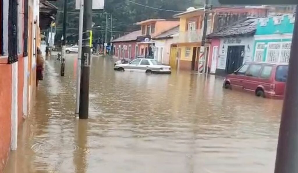 Una intensa tormenta azotó San Cristóbal de Las Casas dejando severos daños materiales, viviendas colapsadas y la trágica muerte de un hombre por ahogamiento.