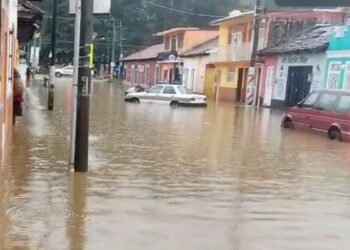 Una intensa tormenta azotó San Cristóbal de Las Casas dejando severos daños materiales, viviendas colapsadas y la trágica muerte de un hombre por ahogamiento.